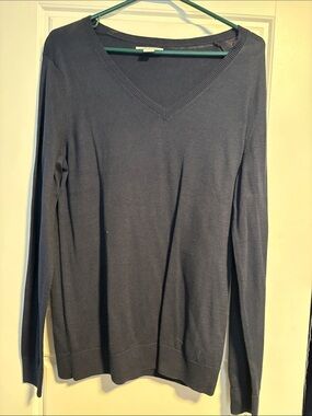 Women's V-Neck Sweater in Deep Navy